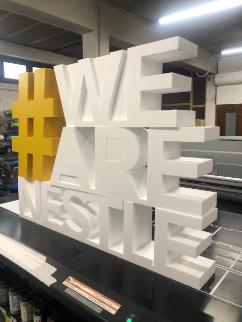 fabrication des logos en polystyrène sur mesure pour Nestle, personnalisé. lettres en polystyrène la découpe du volume avec fil chaud Stable, facile à poser sur une surface horizontale. (Sol, table, étagère, vitrine…) ou l’accrocher au mur. Possibilité de faire la plus grande de volume à moindre coup. Usage intérieur et extérieur