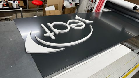 Logo et lettre en relief 3D plexiglass et polystyrène lettres lumineuses la signalétique pour votre enseigne