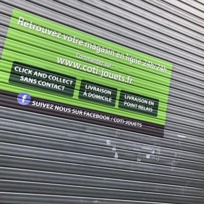 adhésif sur rideau covid 19