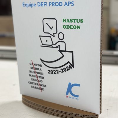 Trophée personnalisé en carton alvéolaire, abiplex polyvalent moins lourd et résistant. Écologique et recyclable, fabriqué sur mesure pour SNCF