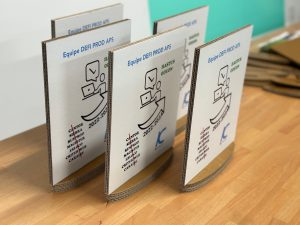 Trophée personnalisé en carton alvéolaire, abiplex polyvalent moins lourd et résistant. Écologique et recyclable, fabriqué sur mesure pour SNCF