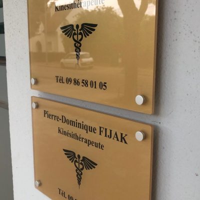 plaque professionnelle médecin, utilisée par les professions libérales durable et idéale pour un usage extérieur Sur mesure format au choix, en Plexiglas Avec des options supplémentaires : Association de plusieurs matières pour une élégance accrue (exemple : Plexiglas + aluminium) Fixation adhésive ou murale, selon l’emplacement (intérieur ou extérieur) Cache-vis et entretoises disponibles pour la fixation