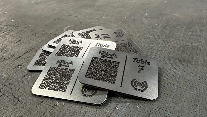 plaques d’identifications et traçabilités avec QR code gravées facilitant le suivi de vos produits par les clients permettant d’accéder facilement à vos services