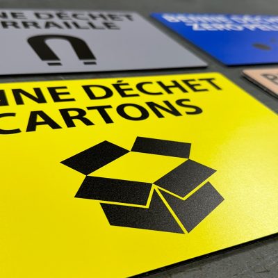 Panneau industriel pour le signalétique permettant de faire le tri sélectif pour le recyclage de déchet au sein d'une usine