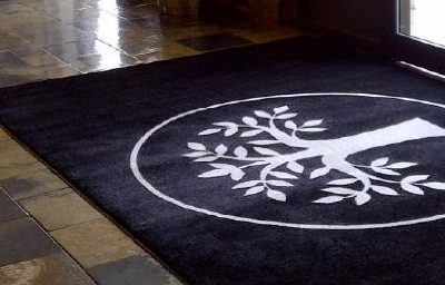 tapis de sol libre à l’entrée d’un bâtiment, dans le hall d’un immeuble ou dans les bureaux d’une entreprise. entièrement personnalisable avec une image, un texte ou un logo de votre choix