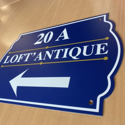 Plaque extérieur, panneau de rue en aluminium personnalisée, chapeau de gendarme disponible en différentes tailles et couleurs, fixée sur le mur, ou sur le poteau. possible avec les trous. Idéale pour embellir et identifier vos rues et bâtiment.
