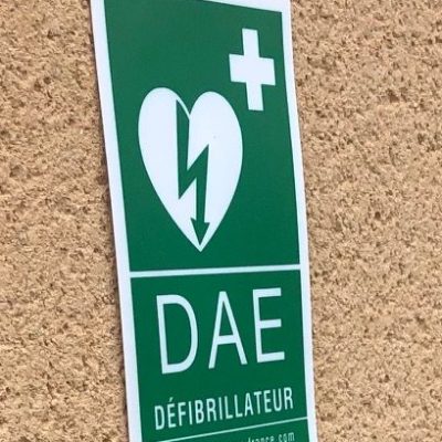 Nos panneaux Défibrillateur DAE garantissent une localisation rapide des défibrillateurs dans vos locaux, conformément aux normes en vigueur. Personnalisables et disponibles dans différents matériaux, ils offrent une solution fiable pour assurer la sécurité et l'efficacité des interventions d'urgence.