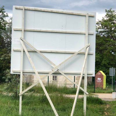 Nous produisons et installons des panneaux publicitaires grand format 4x3, conçus sur mesure pour s’adapter à votre environnement et maximiser l’impact de votre communication visuelle.