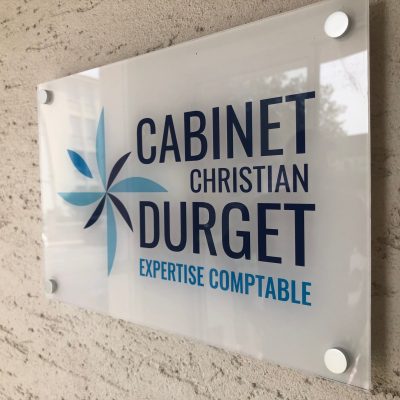 Plaque professionnelle expert comptable plexiglas détaché du mur Utilisée par les professions libérales, idéale pour un usage extérieur format au choix, Plexiglas Avec des options supplémentaires Fixation murale, avec entretoises pour l’emplacement extérieur Cache-vis et entretoises disponibles pour la fixation