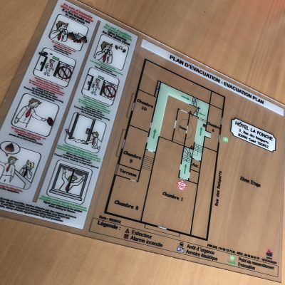 Panneau plan d'évacuation incendie affichant les consignes de sécurité et les itinéraires d'évacuation pour les Établissements Recevant du Public.