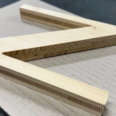 Lettres en relief en bois d'hévéa, une essence de bois conçue pour les enseignes, les logos intérieurs et extérieurs, ainsi que pour tous types d'événements. Leur grande impact visuel est dû à leur beauté esthétique.