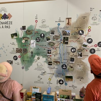 Solutions personnalisées de lettrage adhésif et d'impression pour signalétiques et décors d'expositions.