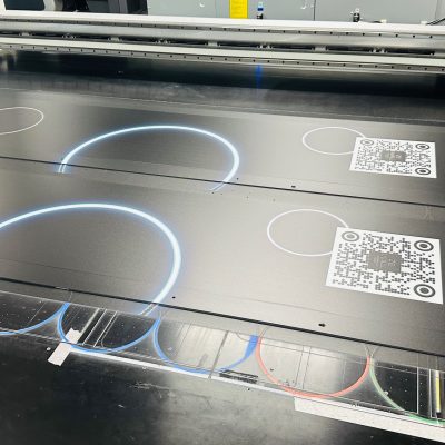 présentoirs sur lieu de vente (PLV) avec des découpes personnalisées, réalisées sur demande en utilisant vos fichiers spécifiques. Notre processus inclut le freinage pour créer des formes pliables.