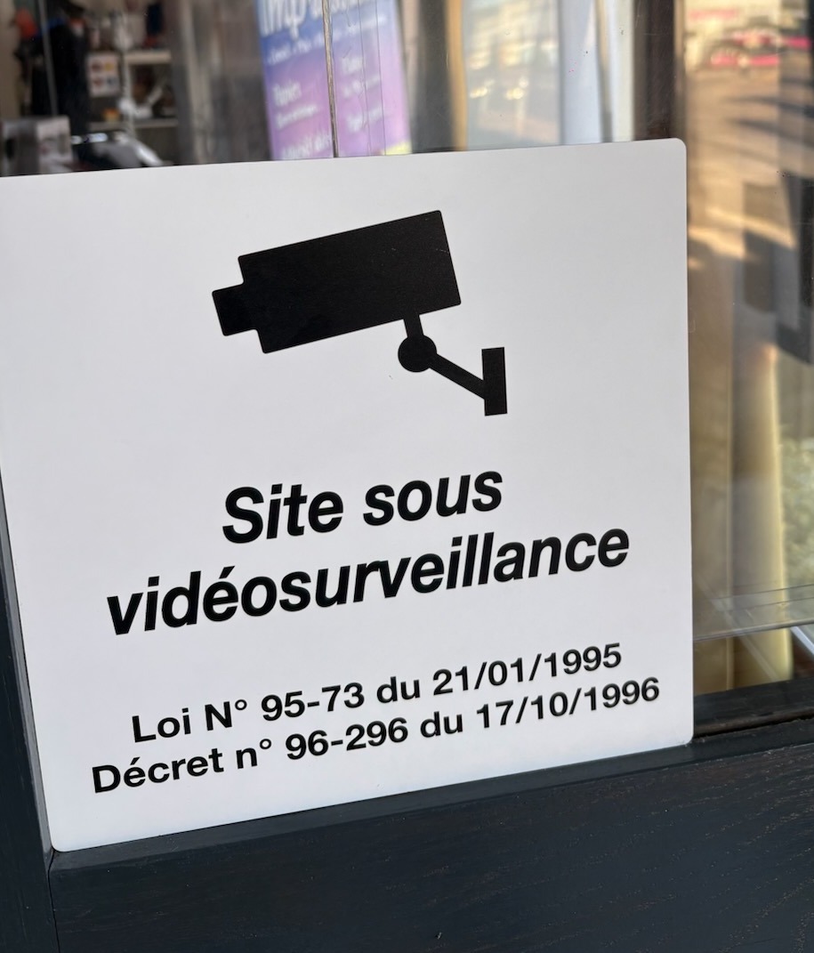 Panneau de vidéosurveillance et signalétique caméra