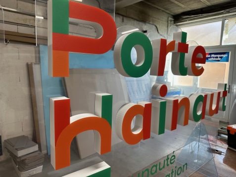 logo polystyrène avec base plexiglass