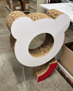 Logo carton alvéolaire avec base plexiglass