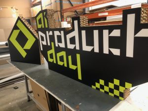 Logo carton alvéolaire xxl sur mesure marque de vélo