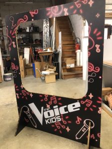 Cadre à selfie XXL en carton pour The Voice Kids