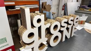 Logo XXL la grosse conf alévaolre de scène