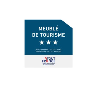 Panonceau Meublé de tourisme 3 étoiles Plaque en aluminium avec pan coupé sur angle supérieur droit. protection anti UV contrecollé, Fixation sur picots à l'arrière de la plaque, aucune fixation apparente. Panonceau de classement hôtelière conforme aux normes imposées par Atout France. Livré avec le kit de fixation.