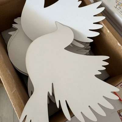Oiseaux blancs personnalisés suspendus dans un olivier pour hommage funéraire