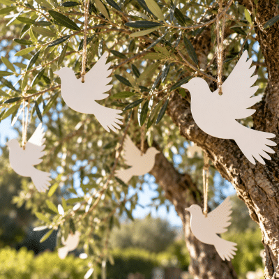 Oiseaux blancs personnalisés suspendus dans un olivier pour hommage funéraire