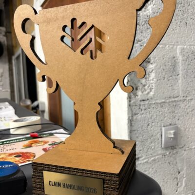 trophée en carton personnalisé découpé au laser